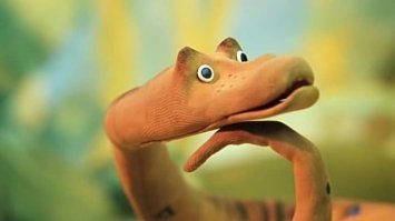 Змея прямо таки ПЛАНИРОВАЛА заползти в жилище? Представил картину.