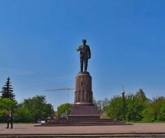 Да вот забыли известную скульптуру Родина-мать, в скверике возле торгового комплекса, где раньше был одноимённый кинотеатр. Там ниже фото в комменте.  Ещё знаковый монумент памятник Калинину. И конечно же Ленину. Его хоть и перенесли с площади, но он есть. Есть много скульптур в зоопарке. Исторические и более современные и даже памяти воинов, штурмовавших территорию зоопарка. Возле Музея мирового океана тоже есть интересные скульптуры. На территории Рыбной деревни есть скульптура моряка с обезьянкой, девушка, выглядывающая из-за двери и кошка Ля Мурка. И на Медовом мосту скандально известный Дедушка гремлин с шарфиком. Относительно свежий Памятник Невскому на кольцевой развязке. Короче таких больших и малых неперечесть. Их много и есть совершенно замечательные. И напоследок фото Трона в Музее янтаря. Ну и конечно я королевишна.;)