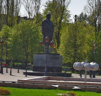 Да вот забыли известную скульптуру Родина-мать, в скверике возле торгового комплекса, где раньше был одноимённый кинотеатр. Там ниже фото в комменте.  Ещё знаковый монумент памятник Калинину. И конечно же Ленину. Его хоть и перенесли с площади, но он есть. Есть много скульптур в зоопарке. Исторические и более современные и даже памяти воинов, штурмовавших территорию зоопарка. Возле Музея мирового океана тоже есть интересные скульптуры. На территории Рыбной деревни есть скульптура моряка с обезьянкой, девушка, выглядывающая из-за двери и кошка Ля Мурка. И на Медовом мосту скандально известный Дедушка гремлин с шарфиком. Относительно свежий Памятник Невскому на кольцевой развязке. Короче таких больших и малых неперечесть. Их много и есть совершенно замечательные. И напоследок фото Трона в Музее янтаря. Ну и конечно я королевишна.;)