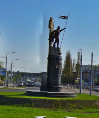 Да вот забыли известную скульптуру Родина-мать, в скверике возле торгового комплекса, где раньше был одноимённый кинотеатр. Там ниже фото в комменте.  Ещё знаковый монумент памятник Калинину. И конечно же Ленину. Его хоть и перенесли с площади, но он есть. Есть много скульптур в зоопарке. Исторические и более современные и даже памяти воинов, штурмовавших территорию зоопарка. Возле Музея мирового океана тоже есть интересные скульптуры. На территории Рыбной деревни есть скульптура моряка с обезьянкой, девушка, выглядывающая из-за двери и кошка Ля Мурка. И на Медовом мосту скандально известный Дедушка гремлин с шарфиком. Относительно свежий Памятник Невскому на кольцевой развязке. Короче таких больших и малых неперечесть. Их много и есть совершенно замечательные. И напоследок фото Трона в Музее янтаря. Ну и конечно я королевишна.;)