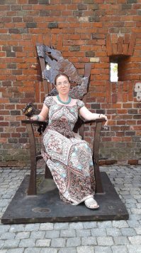 Да вот забыли известную скульптуру Родина-мать, в скверике возле торгового комплекса, где раньше был одноимённый кинотеатр. Там ниже фото в комменте.  Ещё знаковый монумент памятник Калинину. И конечно же Ленину. Его хоть и перенесли с площади, но он есть. Есть много скульптур в зоопарке. Исторические и более современные и даже памяти воинов, штурмовавших территорию зоопарка. Возле Музея мирового океана тоже есть интересные скульптуры. На территории Рыбной деревни есть скульптура моряка с обезьянкой, девушка, выглядывающая из-за двери и кошка Ля Мурка. И на Медовом мосту скандально известный Дедушка гремлин с шарфиком. Относительно свежий Памятник Невскому на кольцевой развязке. Короче таких больших и малых неперечесть. Их много и есть совершенно замечательные. И напоследок фото Трона в Музее янтаря. Ну и конечно я королевишна.;)