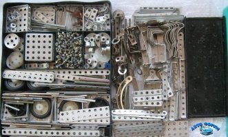 У меня в памяти (лет с 4-х) вот такой телевизор запомнился, потом помню вот это "чудо"... И мой первый "винил" был - "Тайна царя Гороха"...
Ну а "хит" детства - это металлический конструктор... А они были разной комплектации, и если удавалось "каким-то чудом" получить 2, а то и 3 комплекта...  "ТАКОЕ" можно было делать...