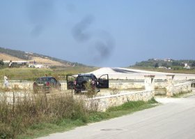 Там еще прикольный светофор стоит на дороге к этой самой взлетной полосе - ну метрах в 50 от нее. Самолет приземляется - всем остальным красный! Ну и надпись насчет опасности... Но всем пофиг )))