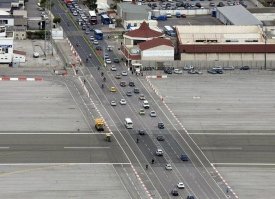 Еще прикольнее в этом плане аэропорт Гибралтара. Мало того, что находится почти в центре города, так там еще через ВВП автомобильная дорога идет)