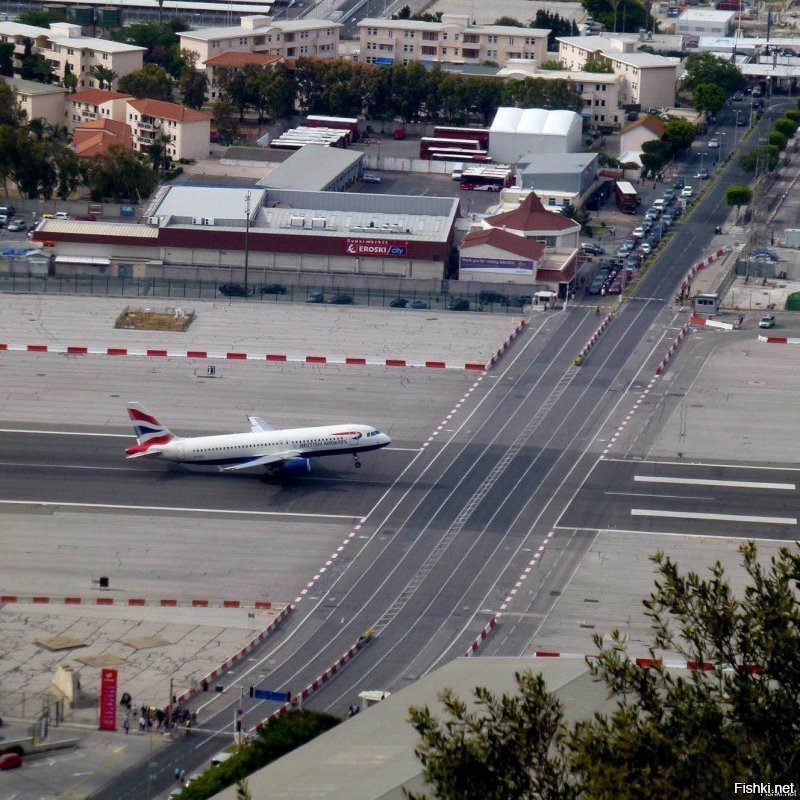 Еще прикольнее в этом плане аэропорт Гибралтара. Мало того, что находится почти в центре города, так там еще через ВВП автомобильная дорога идет)