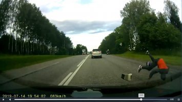 Жесть конечно...
Но вдумайтесь, ехал в шлеме. 
На первом стопе он уже без него. 
На втором стопе удар об землю и залет под авто...