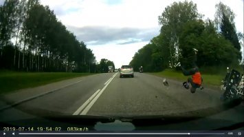 Жесть конечно...
Но вдумайтесь, ехал в шлеме. 
На первом стопе он уже без него. 
На втором стопе удар об землю и залет под авто...