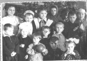 был обычай собирать соседскую детвору на елки . покупались недорогие наборы сладостей и клеили пакетики из газет.  танцевали играли . взрослые  наряжались дедом морозом и снегурочкой. и так  по всем знакомым  . вот фото - такой праздник у нас дома. потом на следующий день к другим шли  и так почти все каникулы.