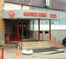 Блины от штанги постоянно воруют, а эспандер выдают только по блату))