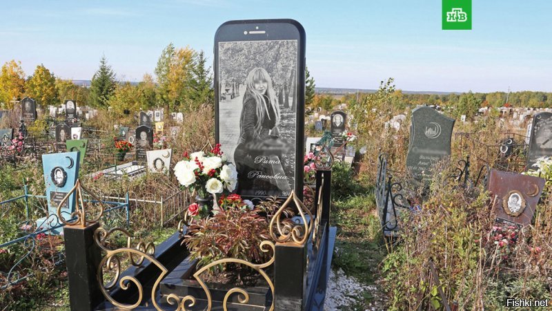 Не знаю, можно ли отнести подобный памятник к кладбищенскому юмору. Но видела его самолично (Южное кладбище Уфа). Памятник точная копия айфона в величину надгробия.