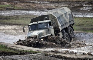 Это не внедорожники. Это беспонтовое асфальтовое гуано. А если хочешь почувствовать полный оффроад ... купи что нибудь из этой серии за гораздо меньшие бабки