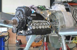 3. Двигатель на Bf.109 был V-образный, но для того, чтобы разместить сверху пулеметы, его перевернули на 180 градусов. Соответственно, ось вращения винта стала ниже, нежели при нормальном размещении двигателя, чтобы винт не цеплял за землю, пришлось удлинять стойки и задирать нос. 
-вот "перевернутый" движок для "109" Ствол пушки проходит сквозь полый вал ведомой шестерни,которая находится в СЕРЕДИНЕ движка..КАРЛ!,блть,!!!В СЕРЕДИНЕ!!!