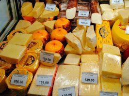 Обычный ни чем не примечательный сыр стал предметом роскоши. Большинство людей вынуждены жрать "Сырный пальмовый продукт"
Цены на сыр за 100 грамм: