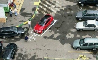 чел поставил вторым рядом, ни кому не мешает, ни проехать, ни выехать с первого, ни пешеходам, и яжематям. а вот идиотам не спокойно
