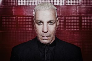 точно.а чуть выше магшот Тилля Линдерманна, до того как он покрасил волосы...