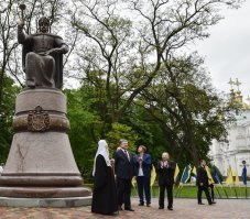 "Порошенко назвал Мазепу символом украинского сопротивления России."(c)
Порошенко в Полтаве открыл памятник Мазепе