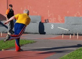 ..еще там выдают шашки, шахматы и диски для вращения. А в дальнем углу дядечки играют в городки