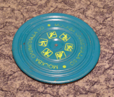 ..еще там выдают шашки, шахматы и диски для вращения. А в дальнем углу дядечки играют в городки