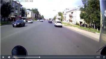 Уже понятно, что машинка налево хочет.