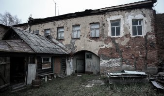 А тут всего полвека после войны.
В передовицах такие фотографии разумеется не публиковали.
