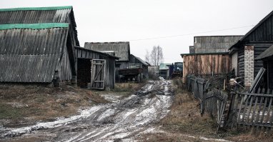 А тут всего полвека после войны.
В передовицах такие фотографии разумеется не публиковали.