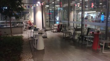 Стеклянная курилка прямо в середине зала ожидания аэропорта Даламан (Турция).