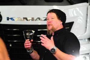 Показалось, что бокал держит...