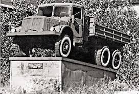 сравнивали технику еще раньше:
памятник Татре 111 на Колыме, Такие воевали в вермахте,потом в качестве трофея у нас. А с 1945 пошли поставки. Дизель в 210 л.с. грузовик-"десятитонник."
наши на ней по 20 тонн тягали.