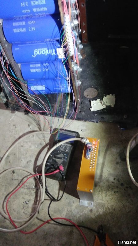 какие фото с разных этапов сборки системы нарыл на телефоне - выложил.
разное время, от пробных пусков до вполне некоторое время работы. модулек затесался из пятерки.
насчет сборки акб - текстолит, перемычки с двух сторон - изнутри алюм., снаружи - сталь(через сталь и переход с ал. выводов акб на медь кабелей).