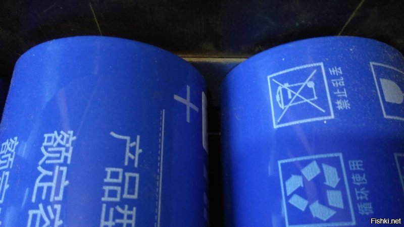 какие фото с разных этапов сборки системы нарыл на телефоне - выложил.
разное время, от пробных пусков до вполне некоторое время работы. модулек затесался из пятерки.
насчет сборки акб - текстолит, перемычки с двух сторон - изнутри алюм., снаружи - сталь(через сталь и переход с ал. выводов акб на медь кабелей).