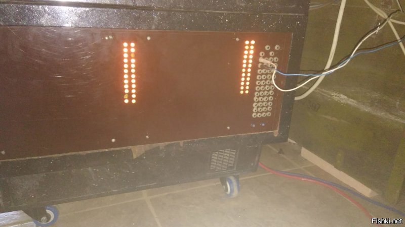 какие фото с разных этапов сборки системы нарыл на телефоне - выложил.
разное время, от пробных пусков до вполне некоторое время работы. модулек затесался из пятерки.
насчет сборки акб - текстолит, перемычки с двух сторон - изнутри алюм., снаружи - сталь(через сталь и переход с ал. выводов акб на медь кабелей).