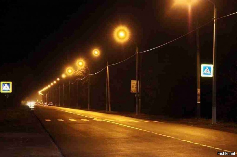 "Светодиодный уличный фонарь vs традиционный уличный фонарь."

У нас в Петрозаводске тоже поменяли уличные светильники на светодиодные

(фото взял просто для сравнения)
Было: