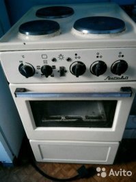 Да вроде нет. С 89-го по 12-й пользовались подобной. Ну пару раз комфорки большие менял и один раз лампочку.