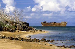 YOGN-42 танкер времён Второй Мировой на Shipwreck Beach Гавайского острова Lanai. Корпус построен из армированного бетона, поэтому он никогда не проржавеет. Ланаи - вообще один из самых необычных Гавайских островов - пустынный клочёк суши где никто не живёт, кроме пары вилл миллиардеров, но природа там - совершенно удивительная.