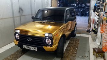 Нива в золотом кузове и хрустальными фарами :)