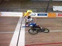 Не понятно почему синий упал но он таки первый.