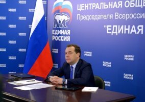 В России неофициально принята идеология солидаризма (официально - под брендом "патриотизм"). Владельцем идеологического бренда является "партия" "Единая Россия".
Поскольку рационально обосновать единство интересов условного пенсионера Пупкина и условного миллиардера Сечкина невозможно - необходим идеологический наркотик. В качестве такого наркотика могут выступить две вещи - забойный национализм (в крайнем выражении доходящий до степени нацизма, что и происходит сейчас на/в Украине) и религия. Национализм в многонациональном мире не очень удобен, поэтому выбрали религию. В религию закачивают ресурсы и на многие шалости её служителей закрывают глаза. В надежде, что опускание страны на средневековый уровень позволит стабилизировать крайне поляризованное общество. 
Хотя одна религия в многоконфессиональной стране тоже не комильфо.