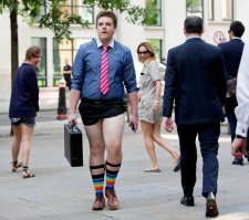 Россиянин после запрета на шорты пришел на встречу с чиновниками в юбке: видео