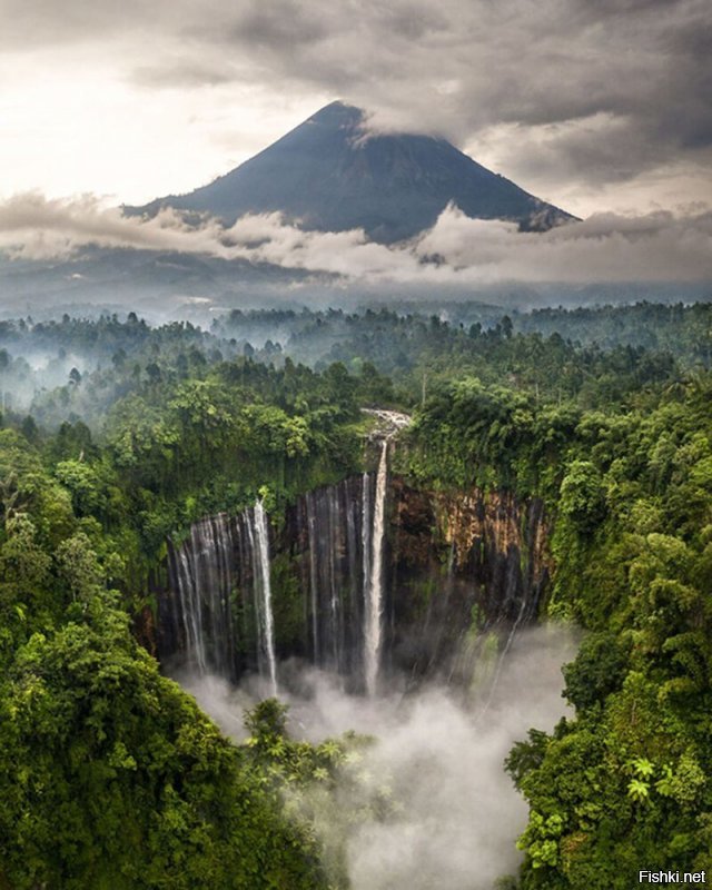 поначалу не поверил своим глазам и подумал, что это фотошоп. Оказалось, что это реальное место - Крупнейший водопад Индонезии. Во-первых, респект природе за модель; во-вторых, фотографу за снимок.