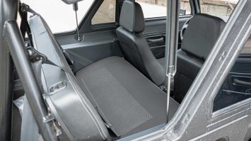 Извините а как тут сзади сидеть за водителем? или это место для инвалида без ног??
За 1.2млн можно уаз патриот купить в топе с множеством плюшек в виде климата, круиза, камеры сзади, обогревом всего, с задним блоком и имитацией блокировок и с ОГРОМНЫМ САЛОНОМ!!!!