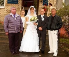 Ну и что, вот Сечин, получает в день 4,5 млн, а какой простой человек. На свадьбы ходит к простым россиянам.  :)

Фото с семейного альбома молодоженов из Фрязино :