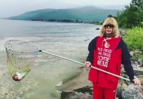 «Чего только там не плавает!»: Сергей Зверев половил сачком мусор на Байкале.

"-  Я сейчас на берегу Байкала. Специально приехали, чтобы немножко поработать, почистить его. Смотрите – чего только там не плавает! Сегодня пакетами просто выносили всё отсюда. Конечно, должно быть много волонтёров. Но, вы знаете, дело не в волонтёрах. Дело в самих нас. Зачем так мусорить? Приезжаете отдыхать – и всё оставляете здесь. Всё – в воду, всё – в Байкал. Разве можно так делать? – пристыдил Зверев «диких» туристов.

Молодец, настоящий мужик, хоть и выглядит как баба.  :)