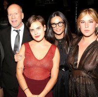 Дочки Уиллиса тоже наверное охрененно "рады", что на папку похожи !