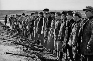 Крутые немцы , крутая форма , крутая эмблема и история
Все круто .
не то что наш Ваня. 
Однако знамя над берлином было красное