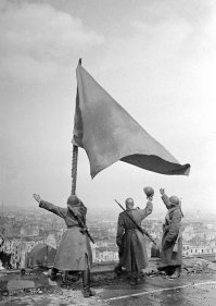 Крутые немцы , крутая форма , крутая эмблема и история
Все круто .
не то что наш Ваня. 
Однако знамя над берлином было красное