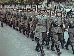 Крутые немцы , крутая форма , крутая эмблема и история
Все круто .
не то что наш Ваня. 
Однако знамя над берлином было красное