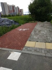 Это место парковки велошеринга. Да и вообще, многие вещи объяснимы, хоть и смешны. Автор из леса что-ли только вылез?
