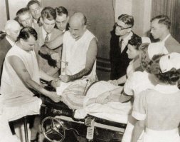 Лоботомия. Применялась, чтобы сделать пациента безопасным для окружающих. Способов "вылечить" тогда все равно не было.