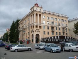 Попугай через дорогу, и уже по другому называется-СКИФ, а Ли жил напротив  в этом доме, возле телевидения, башня на фоне...