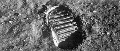 Первые люди на Луне: почему их объявляют фейком